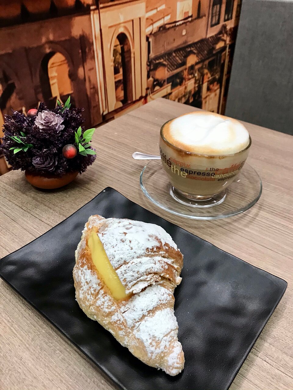 Croissant und Kaffee